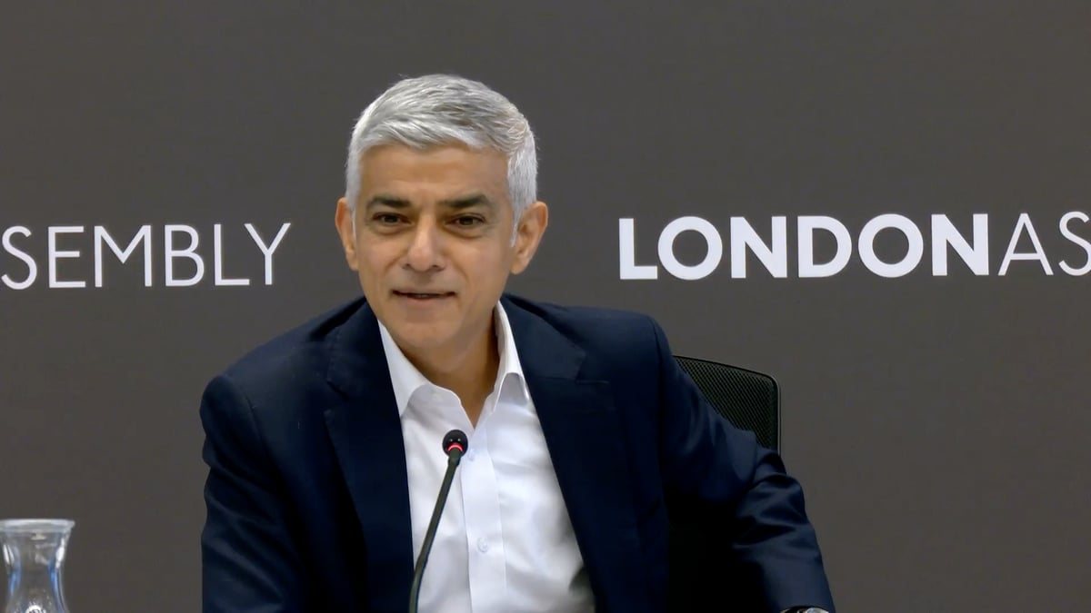 Khan answers Polanski in Urdu at Mayor's Question Time