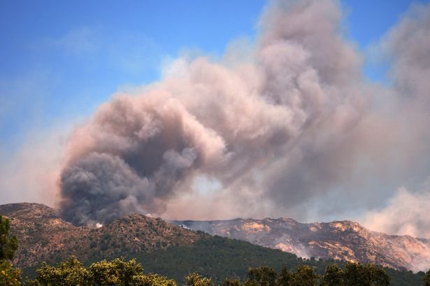 Spanish authorities issue 'extreme' alert as tens of thousands flee wildfires across Europe