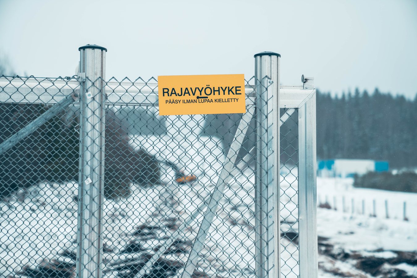 Finland completes 200km barrier on Russian border