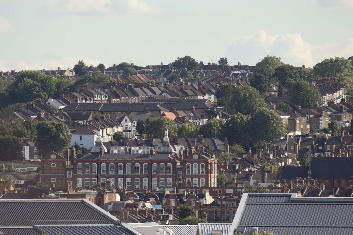 UK House Prices Stall as Mortgage Rates Rise, Lloyds Warns of 'Gathering Dark Clouds'