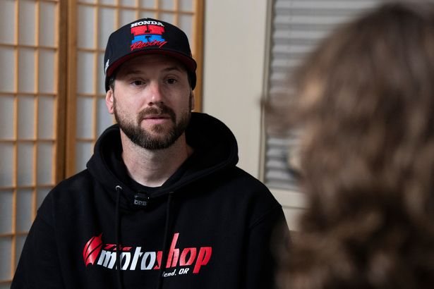 Father who shot Oregon school gunman apologises to parents