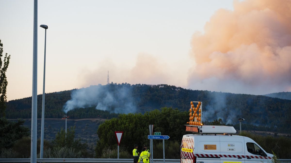 Wildfire in Lozoyuela Continues Uncontrolled After Night of Non-Stop Work